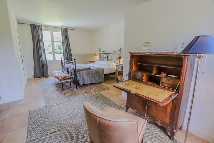 Პირველი სართულის „გროსვენორის“ ოთახი დიდი საშხაპითა და ნიჟარით.