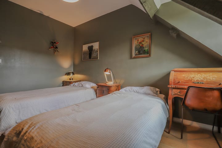 Ოთახი „The George“ 1-ლი სართული 2 ერთადგილიანი საწოლით.