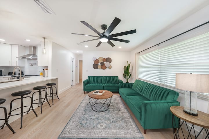 Family Retreat Minutes From The Beach - St. Petersburg, FL