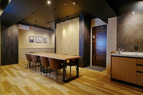 1 minute walk from Jinbocho Station | 15 minutes to Shibuya, Shinjuku, Ginza, Akihabara, and Tokyo S