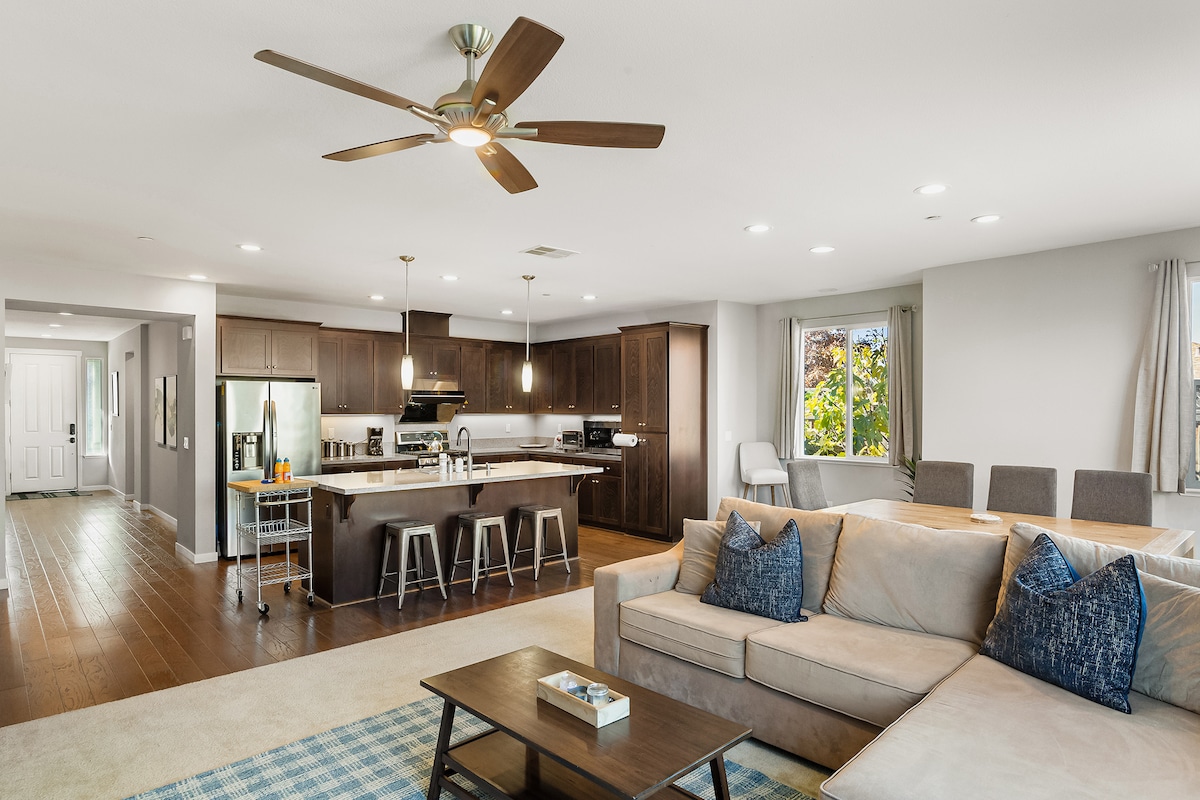 พื้นที่นั่งเล่นกว้างขวางพร้อมห้องครัวแบบเปิดโล่ง 