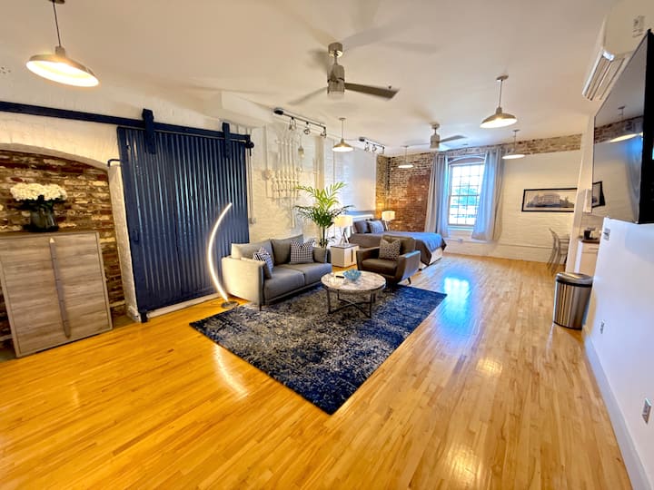 Charming Studio In White Lily - Knoxville, TN