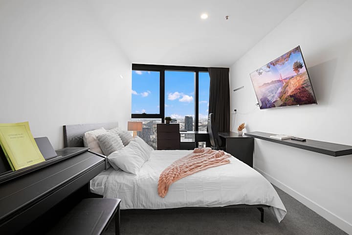 Breathtaking Views | 3Bed | 3Bath Sub-penthouse gallery image 3