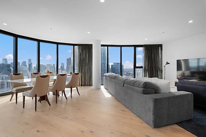 Breathtaking Views | 3Bed | 3Bath Sub-penthouse gallery image 2