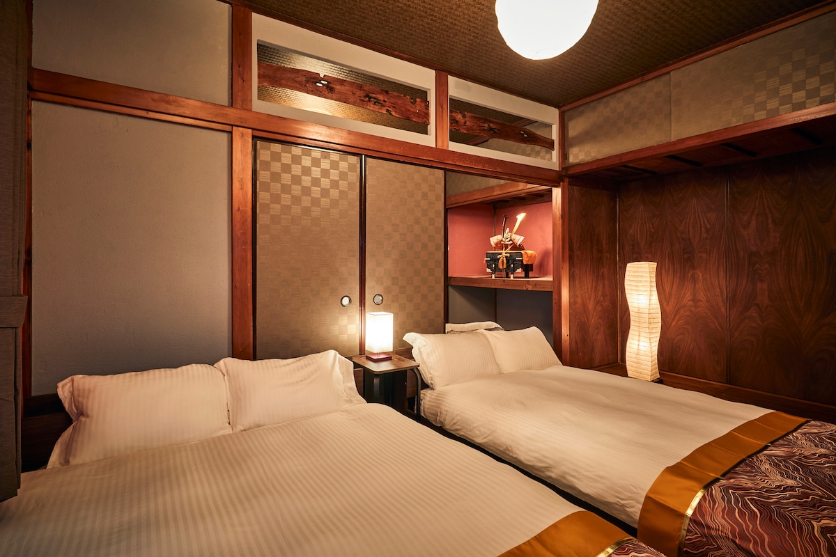 غرفة النوم رقم 1: سرير مزدوج واحد (140 × 200 سم) وشبه (120 × 200 سم).