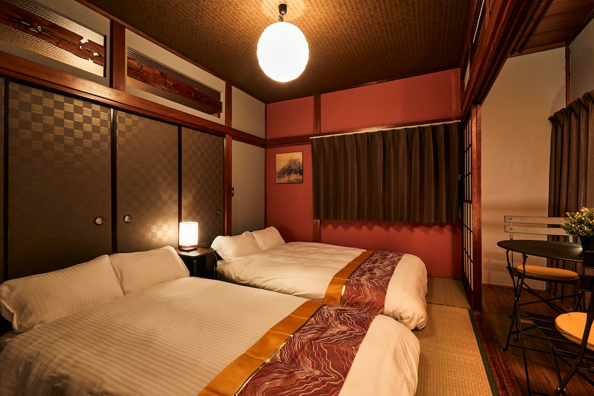 توفر لك غرفة النوم جوًا هادئًا للنوم ليلاً.