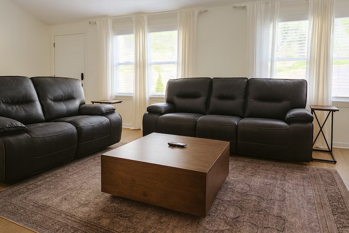 Recliners, 75" Tv, 10 Min To Braves, Near Hospital - Marietta, GA