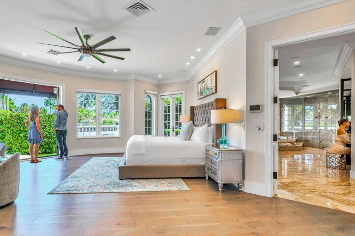 Majestic Waterfront Villa | Heated Pool |Royal Key