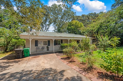 4BR3BA Family Retreat*Sleeps 8*PrivYard*I-85/I-285