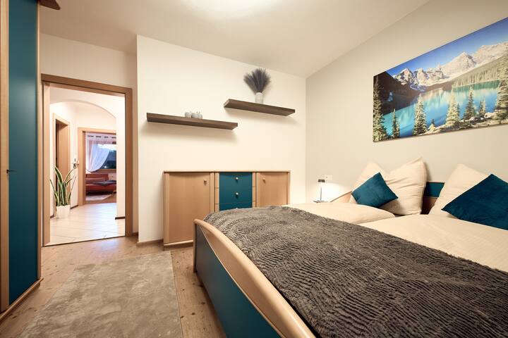 Удобна двокреветна соба со алпски шмек.