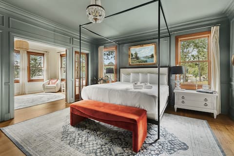 Lakeside Manor | Sleeps 10 | Pool Table & Playroom