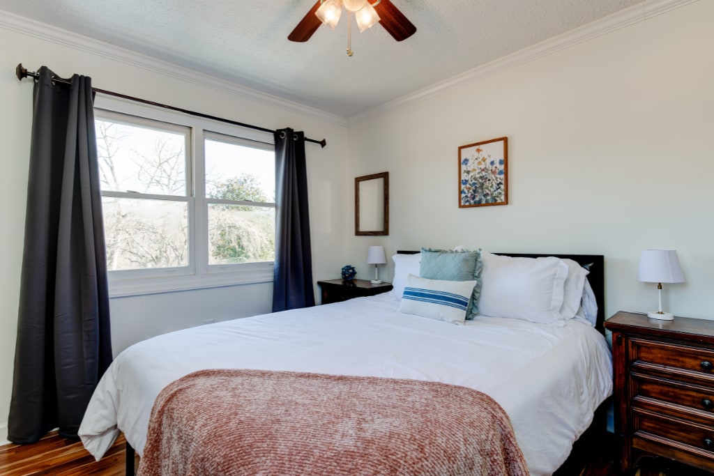 Cama individual: dormitorio individual luminoso y espacioso con abundante luz natural.