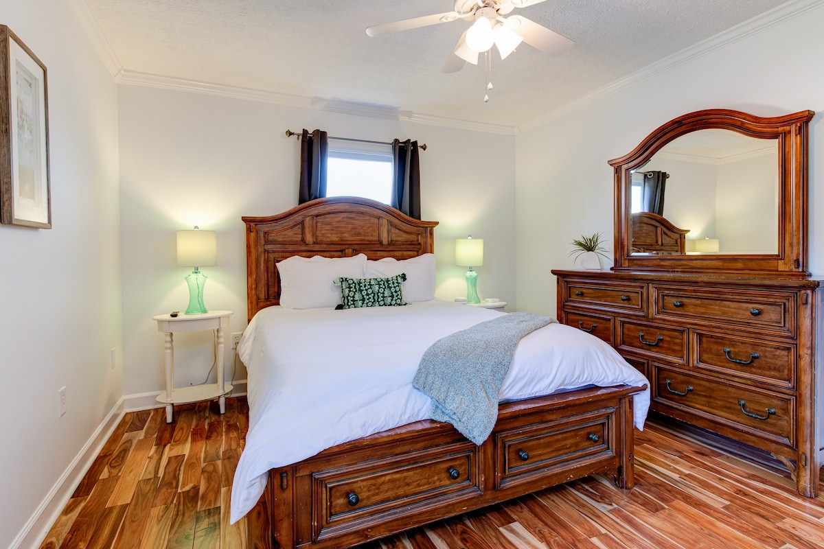 Cama tamaño queen: disfruta del lujo con nuestro elegante dormitorio, completo con una cama tamaño queen similar a una nube y una decoración elegante.