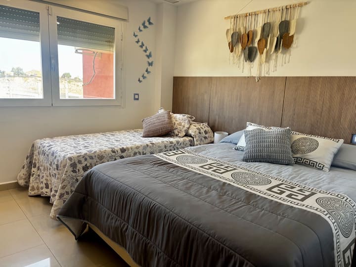 Svjetla i šarmantno uređena soba s krevetom širine 150 cm i krevetom širine 90 cm. Idealna za obitelji ili grupe koje traže udobnost i dobar odmor u mirnom okruženju.