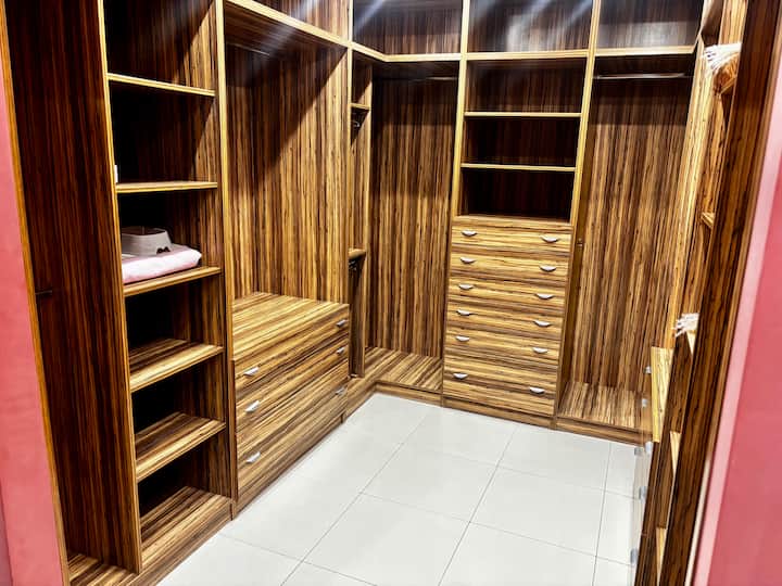 Prostrana garderoba s velikim kapacitetom za pohranu, idealna za duže boravke. Ako je potrebno, može se postaviti kao dodatna spavaća soba s jednim od kreveta širine 90 cm iz jedne od spavaćih soba ili madracem širine 150 cm na podu, na zahtjev.