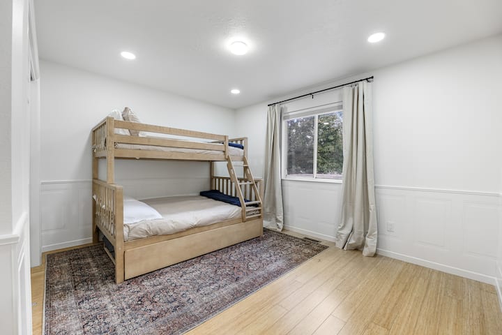 Cama doble sobre litera completa con cama nido extraíble.  Puede dormir hasta cuatro personas en esta habitación