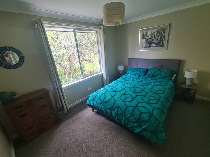 Საძინებელი 2, ორადგილიანი საწოლი ჩაშენებული კვართით, რომელიც მთავარ სააბაზანოს უახლოვდება