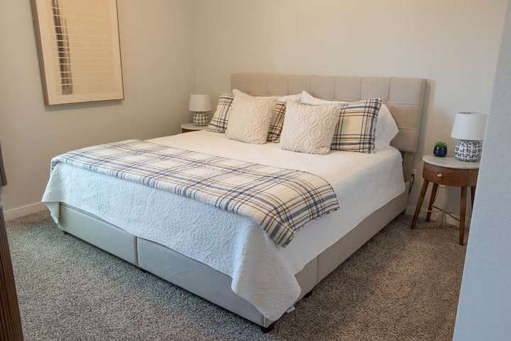 Spálňa 2 je vybavená pohodlnou manželskou posteľou, ktorá ponúka pokojný oddych s dostatkom priestoru na relax a oddych po dlhom dni.