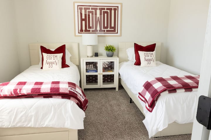 Táto útulná spálňa má dve pohodlné samostatné lôžka, ktoré sú ideálne pre priateľov alebo rodinu a ponúkajú pokojný priestor s dostatkom miesta na relax.