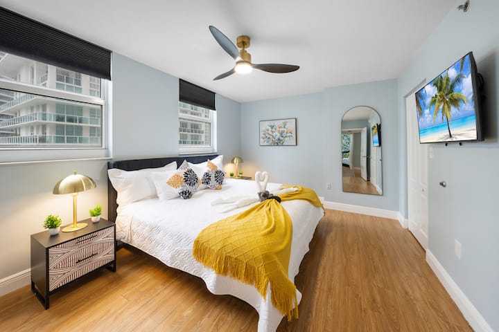 Დაისვენეთ ამ მშვიდ, დიდი ზომის საძინებელში, რომელიც განკუთვნილია სრული კომფორტისა და დასვენებისთვის. Ფართო განლაგებაში არის დიდი ზომის საწოლი, რომელიც მორთულია მაღალი ხარისხის თეთრეულითა და ელეგანტური აქცენტებით.