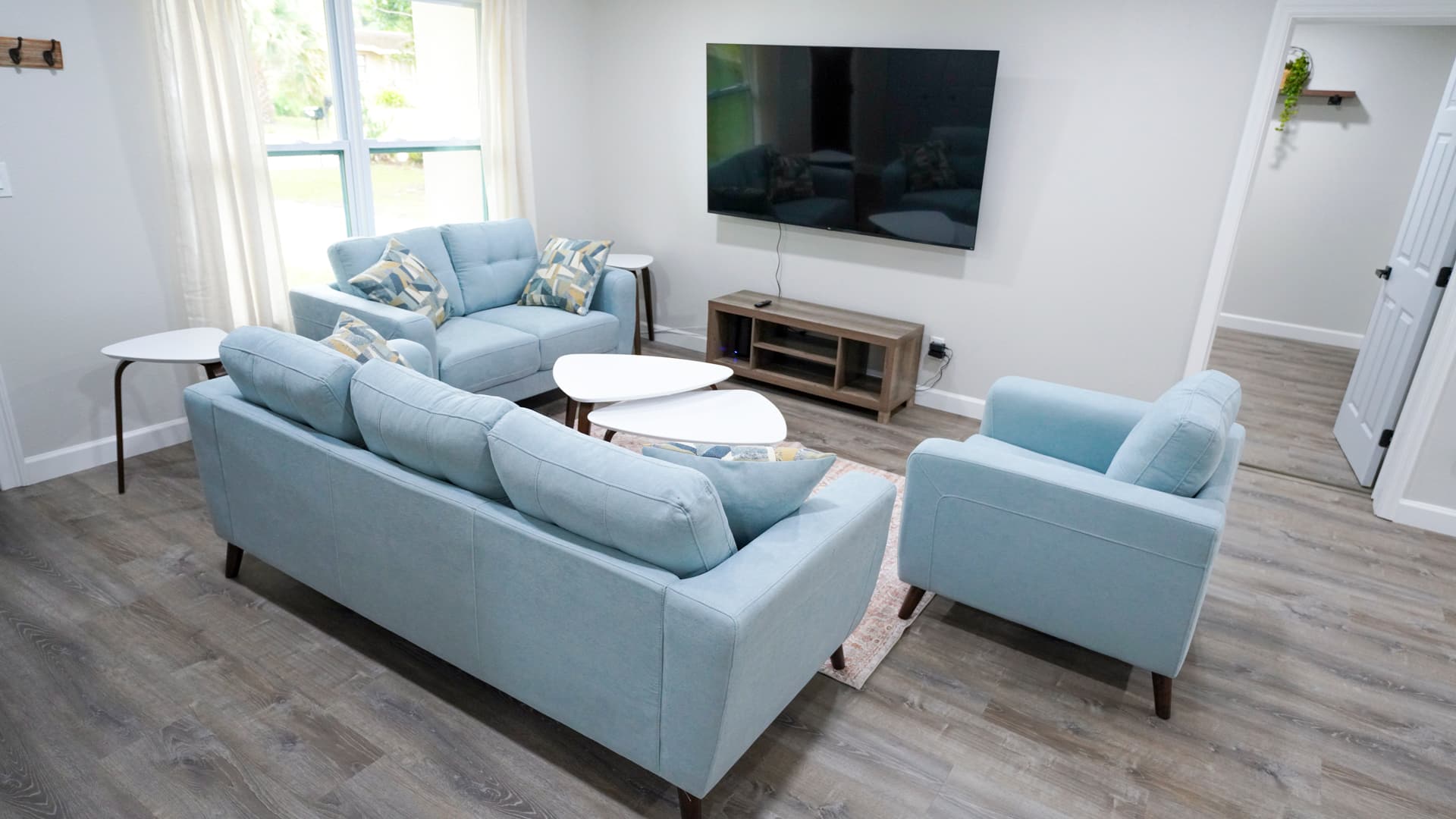 Mins from Beaches, speedway, airport!