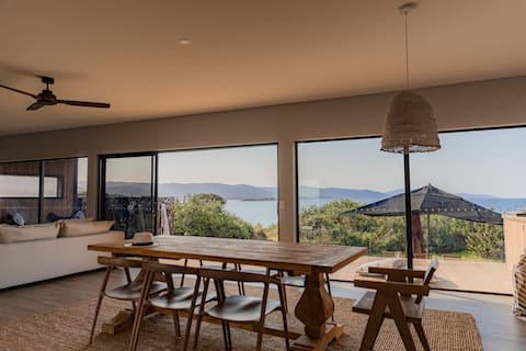 Cooinda - Absolute Beachfront, Views and Sauna