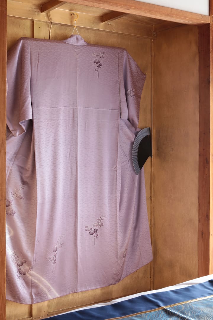 Красиво лилаво кимоно, украсено със златни стени.Моля, използвайте го за места за снимки.(Имайте предвид, че ще се изключи, ако го докоснете)