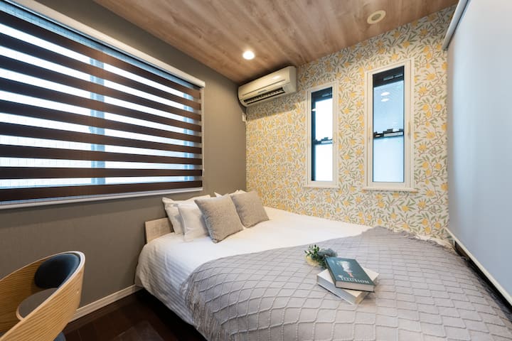 Tenemos un colchón pequeño pero cómodo para que duermas cómodamente.
狭いながらも快適な寝心地のマットレスをご用意してます。