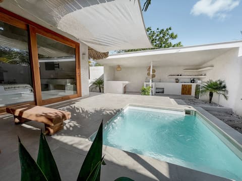 Mahalo ~ Uraka Suite ~ Private Pool & Kitchen