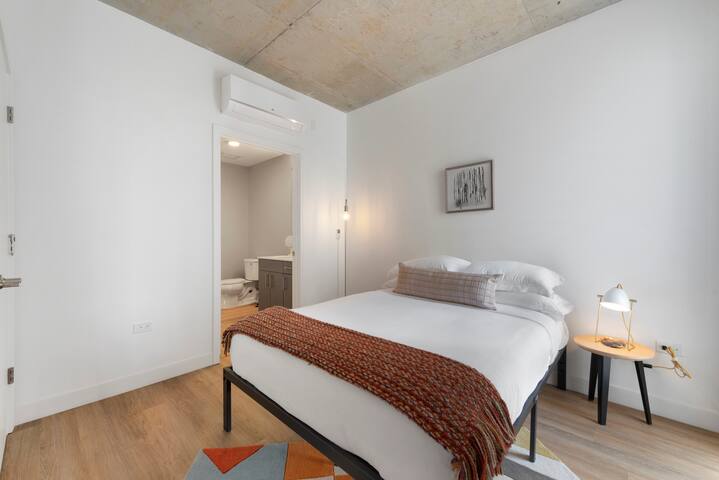 Near Theaters & Nightlife, Group Fun, Sleeps 8 gallery image 2