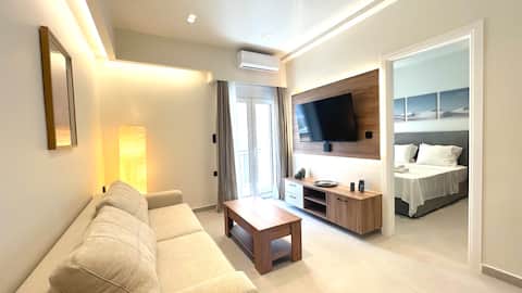 Popular Airbnb listing: Modern Bright 1BR next to Pasalimani & Marina Zeas in ΛΙΜΗΝ ΖΕΑΣ (ΠΑΣΑΛΙΜΑΝΙ)