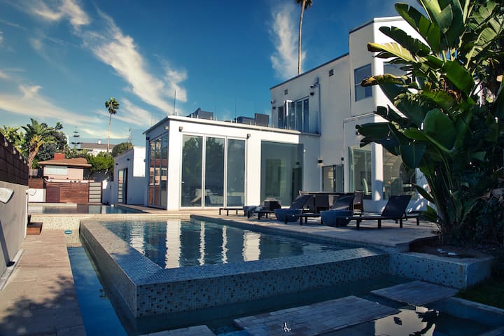 Urban Oasis, 3 Pools, Ocean Views, Steps to Beach