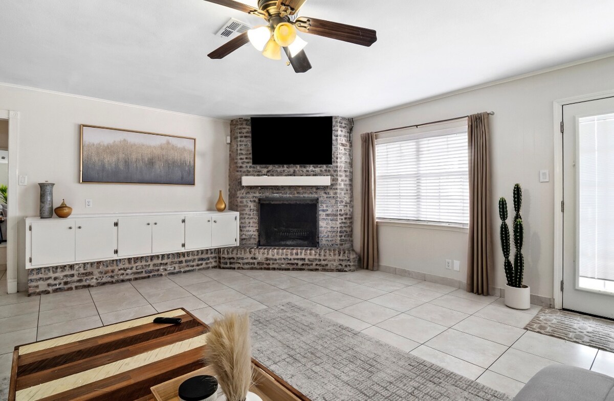 Successful Airbnb property: *Cactus & Charm* Near Galleria w/ Pool in Sharpstown