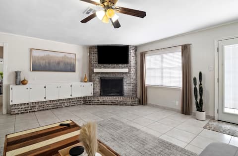 Successful Airbnb property: *Cactus & Charm* Near Galleria w/ Pool in Sharpstown