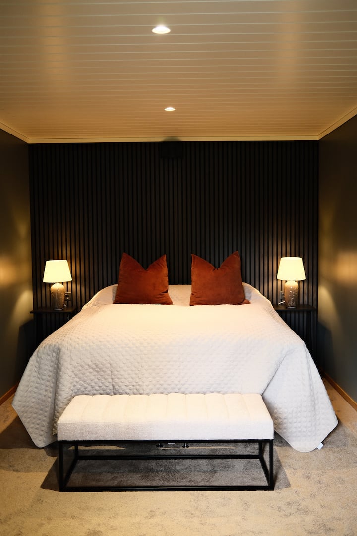 Dubbelsäng 180 cm. Superskön Premiumsäng. En sida är medel och en är fast. 
Avlastningsyta för väska
Skrivbord
Hängare för kläder
Mörkläggningsgardin
Här sover du riktigt tyst, bara fåglar ute som låter