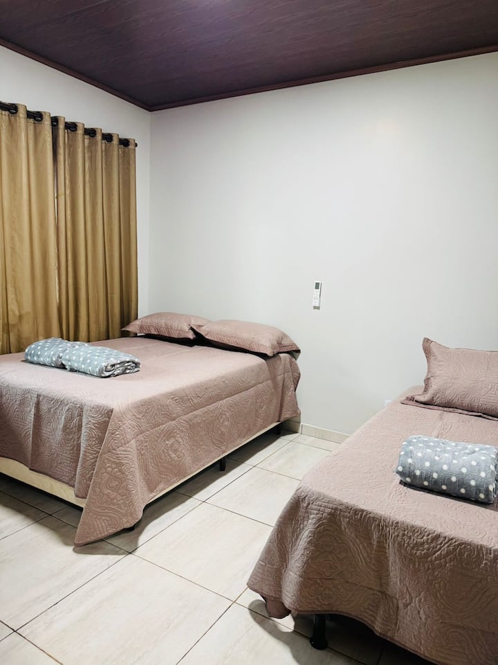 Suite 02 - Kitanda cha watu wawili na kitanda cha mtu mmoja na msaidizi.
