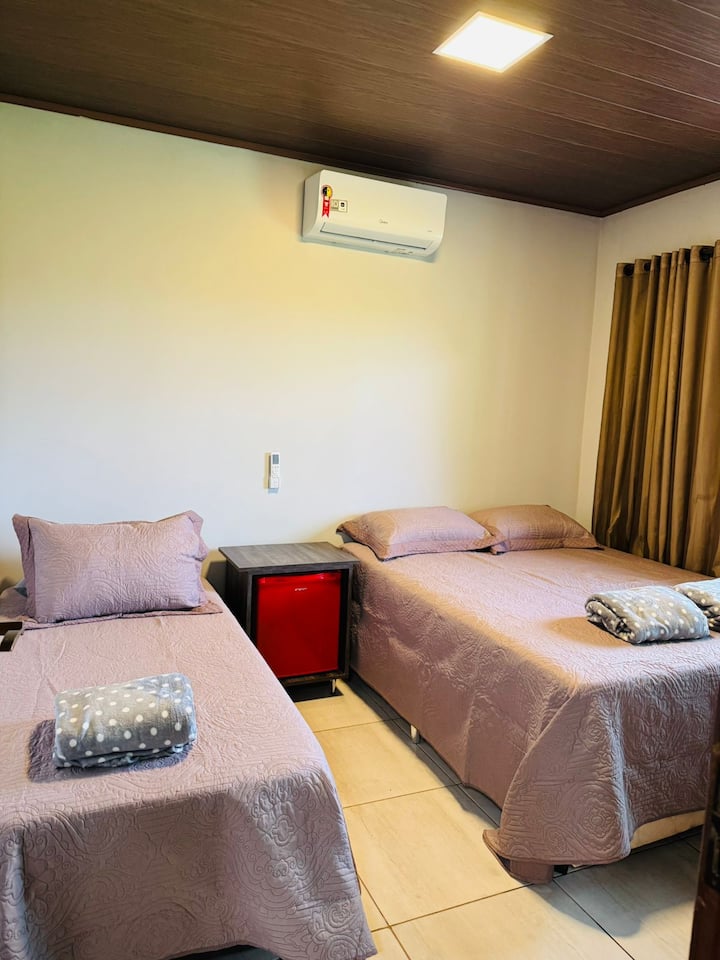 Suite 01 - Kitanda cha malkia cha watu wawili na kitanda cha mtu mmoja na msaidizi.