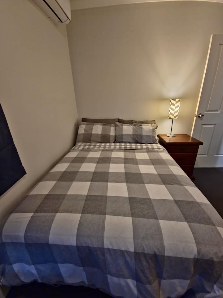 Dom v radovej zástavbe 2, spálňa 6, vybavený klimatizáciou s reverzným cyklom a šatníkom.