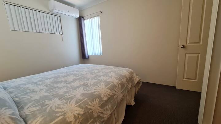 Dom v radovej zástavbe s 1 spálňou a 3 manželskou posteľou, šatníkom, klimatizáciou a zatemňovacími žalúziami.