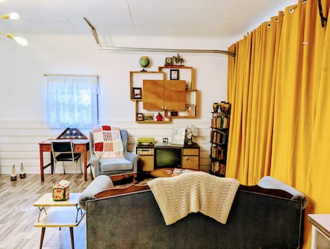 Top performing Airbnb: 1955 Home re-creation - 18yrs + in Mableton
