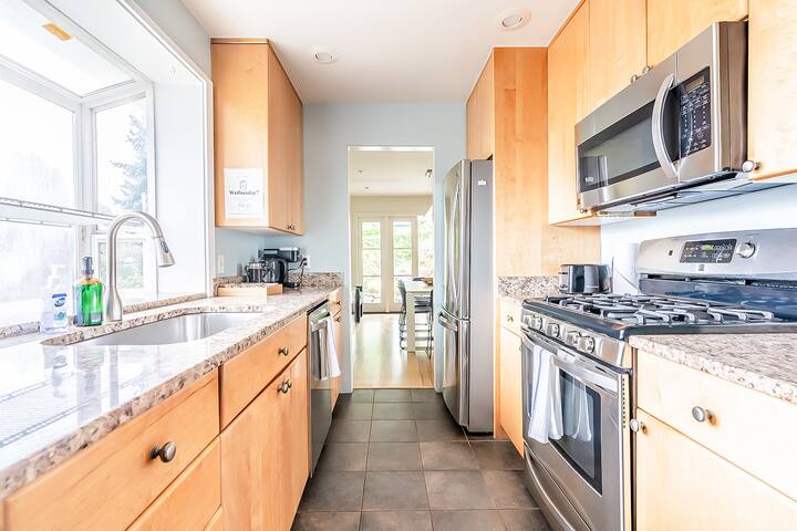 Classic 4BR Escape | Modern Comfort Near Lake gallery image 3