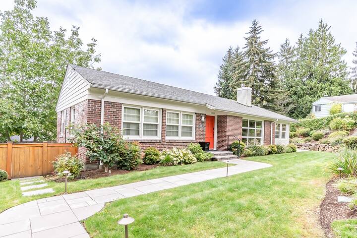 Classic 4BR Escape | Modern Comfort Near Lake gallery image 4