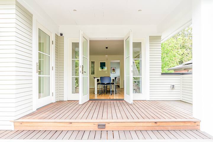 Classic 4BR Escape | Modern Comfort Near Lake gallery image 5