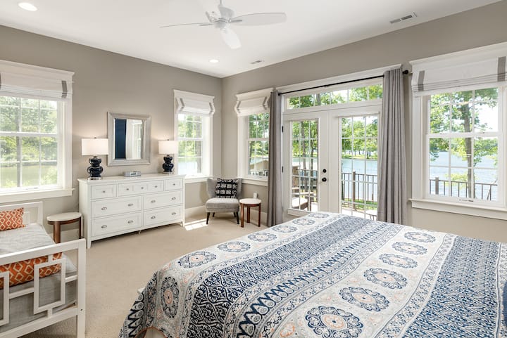 Домот има 7 спални соби, секоја со сопствена приватна бања, опремена со кварцни површини, сопствени плочки и луксузни тушеви за дожд. Шест од главните спални соби се отворени за тераси или поплочени дворови преку француски врати, кои нудат неверојатен поглед кон езерото.