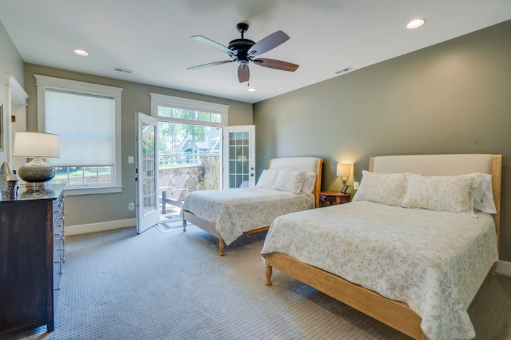 Домот има 7 спални соби, секоја со сопствена приватна бања, опремена со кварцни површини, сопствени плочки и луксузни тушеви за дожд. Шест од главните спални соби се отворени за тераси или поплочени дворови преку француски врати, кои нудат неверојатен поглед кон езерото.