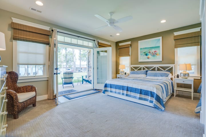 Домот има 7 спални соби, секоја со сопствена приватна бања, опремена со кварцни површини, сопствени плочки и луксузни тушеви за дожд. Шест од главните спални соби се отворени за тераси или поплочени дворови преку француски врати, кои нудат неверојатен поглед кон езерото.