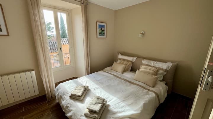 160 cm posteľ a televízor 