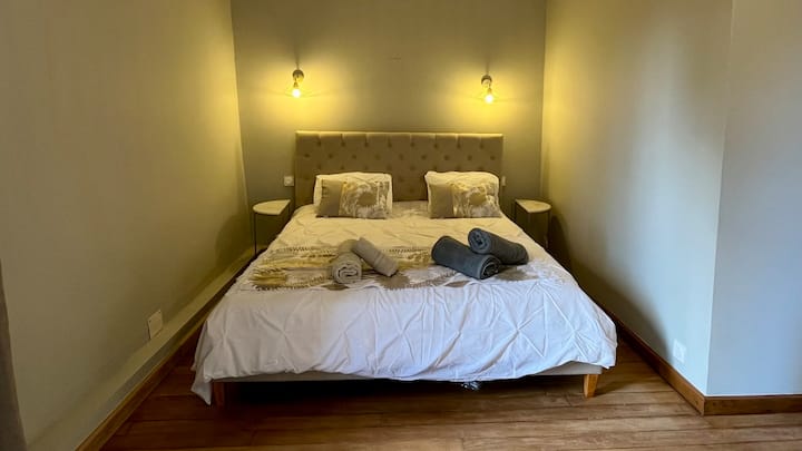 Osvetlená manželská posteľ veľkosti 180 cm