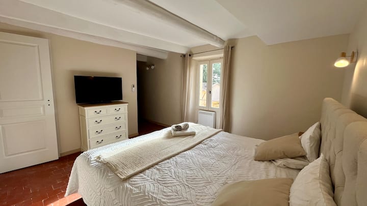 Izba s dlaždicami a televízor
dvere na WC