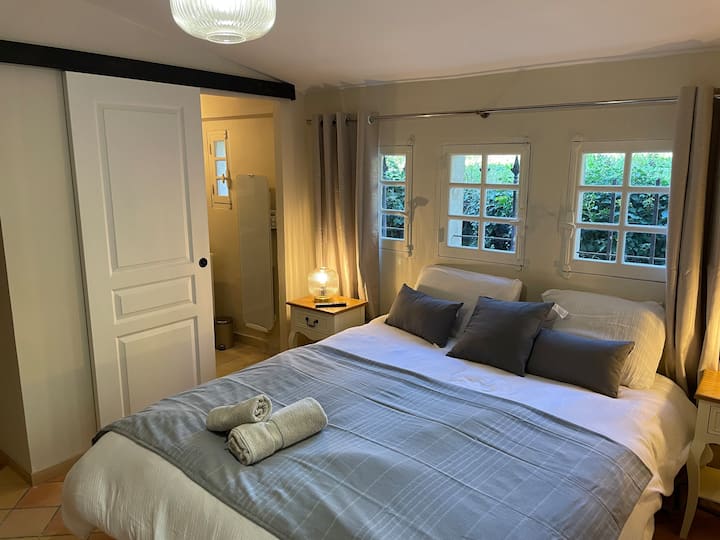 Izba na prízemí
a kúpeľňa 